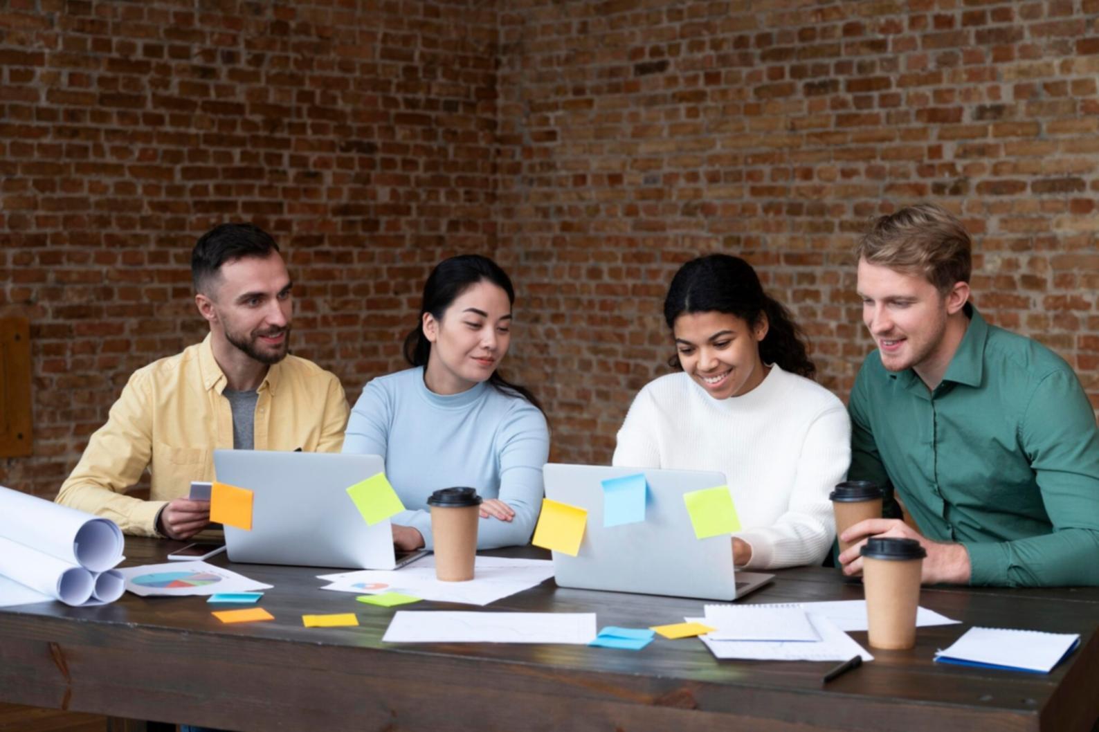 Profesionales trabajando en análisis financiero colaborativo en oficina moderna