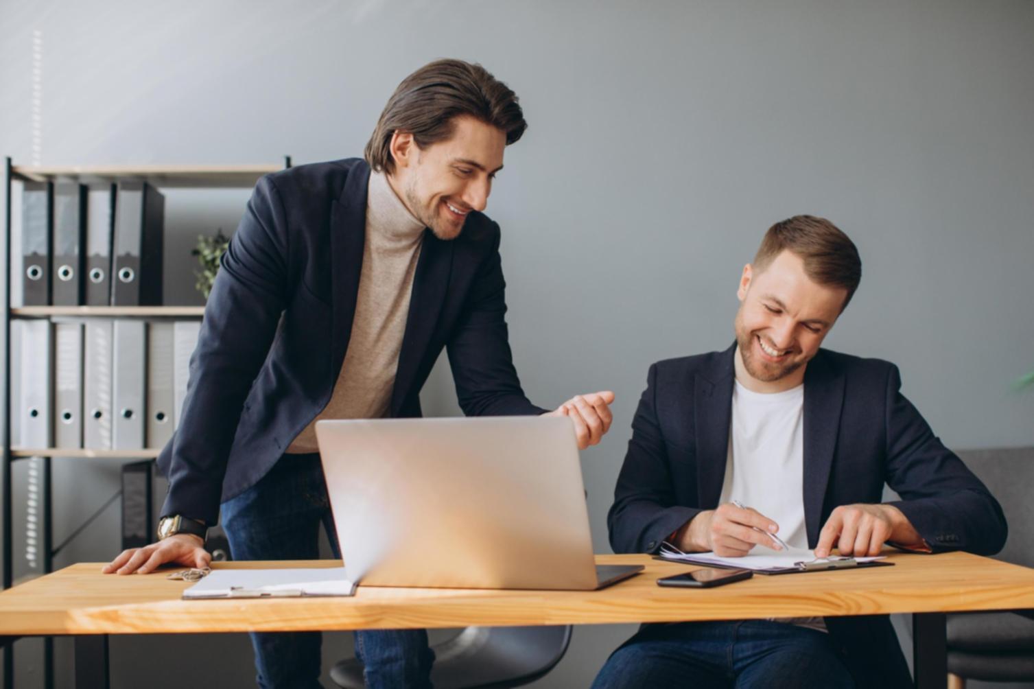 Profesionales analizando datos financieros y modelos de negocio en una sesión de trabajo colaborativo