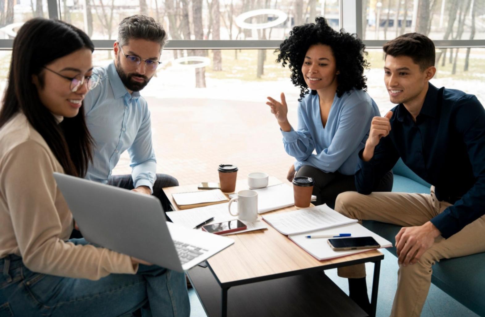 Sala de formación moderna con profesionales participando en programa de finanzas empresarial