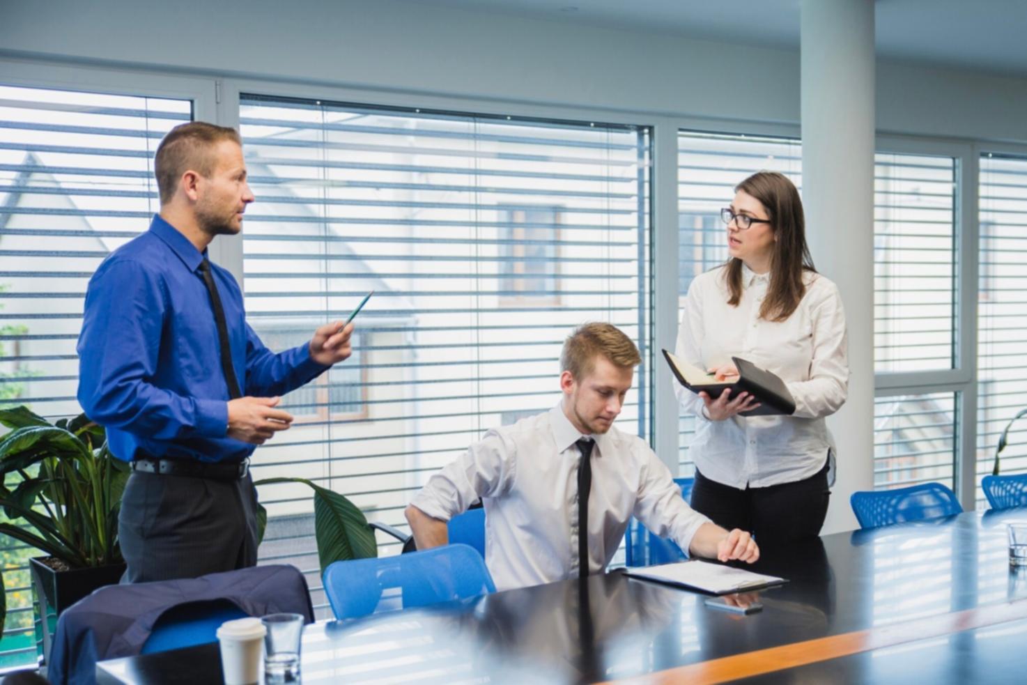 Equipo de consultores trabajando colaborativamente en el desarrollo de estrategias financieras personalizadas